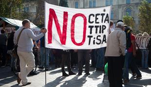 Proti prostotrgovinskim sporazumom v Ljubljani protestiralo več kot 200 ljudi (video)