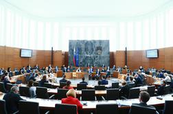 Državni zbor potrdil peti protikoronski zakon