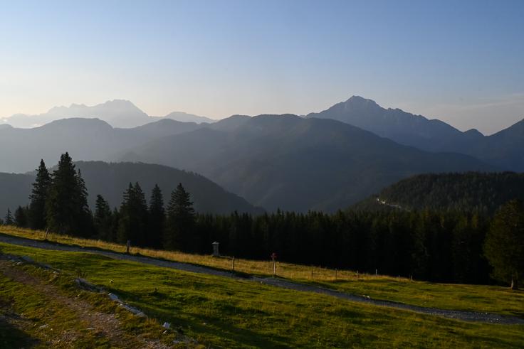 Jutro na Kofcah. Pogled v smeri Storžiča in Kamniško-Savinjskih Alp. | Foto: Matej Podgoršek