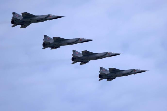 ruski lovci MiG-31 | Ruski lovec MiG-31, najhitrejše operativno bojno letalo na svetu. Opremljen je lahko tudi s hipersonično raketo kinžal, ki lahko nosi tudi jedrsko konico. Trije taki lovci so nedavno kršili estonski zračni prostor.  | Foto Guliverimage