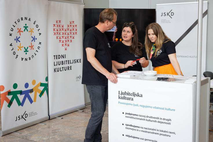 Na petih Dnevih medgeneracijskega sožitja, ki so se v sredo začeli v Ljubljani, se osredotočajo na pozitivno podobo staranja in odpravljanje predsodkov ter stereotipov o starosti.  | Foto: STA