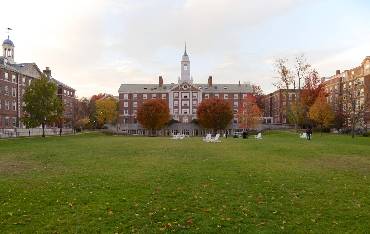 Harvard | Do zdaj je ZDA tujim študentom oziroma novinarjem običajno izdajala vizume za čas trajanja njihovega študentskega izobraževanja ali novinarskega dela oziroma naloge. V vsakem primeru noben neimigrantski vizum ni bil veljaven za obdobje več kot desetih let. | Foto Reuters