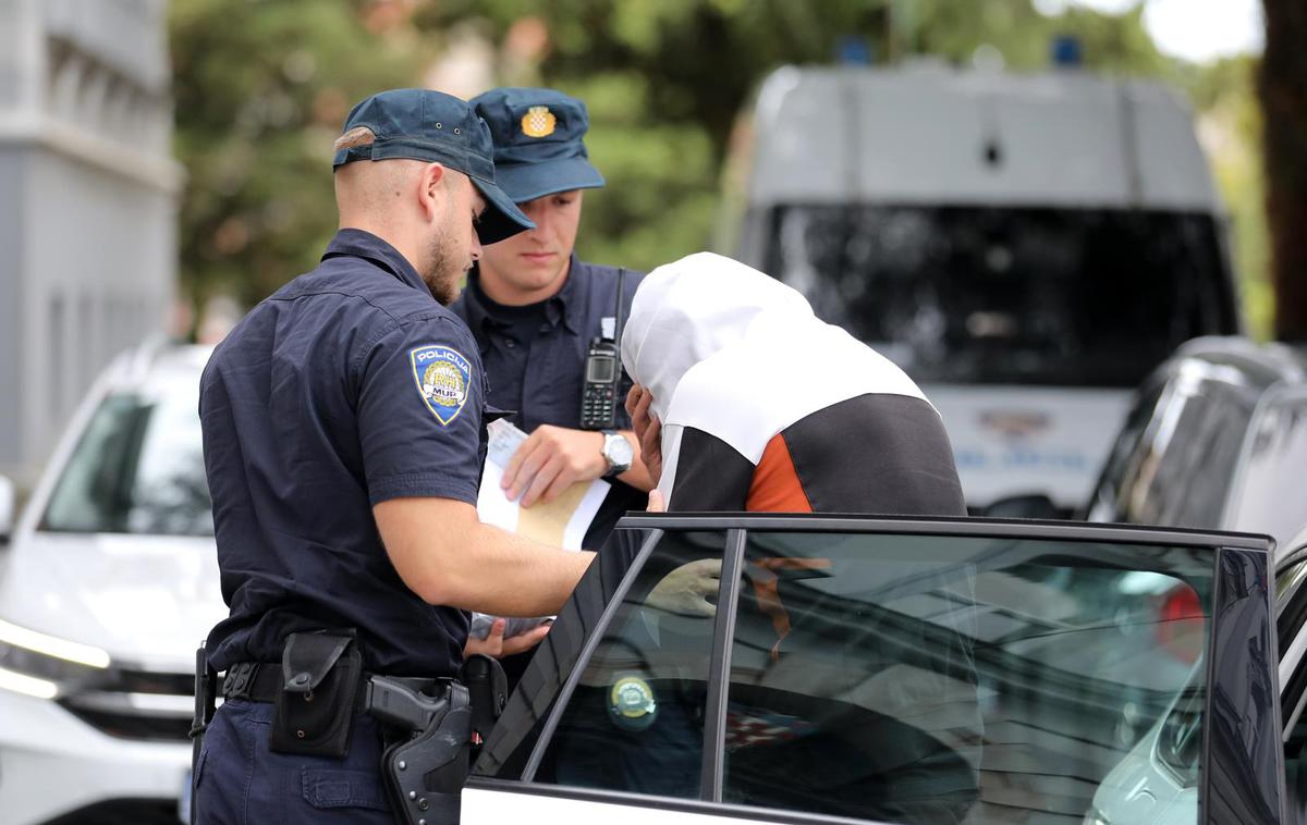 kriminalna združba iz Pulja | Tako je bil na sodišče priveden Denis Vojniković, ki naj bi vodil kriminalno združbo iz Pulja. Njegovi varnostniki naj bi pred lokalom v Poreču pretepli tudi 19-letnega Slovenca z Vrhnike. | Foto Pixsell/Sasa Miljevic