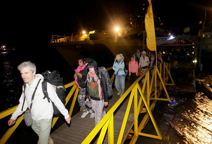 Turisti zapuščajo otok Lombok. | Foto: Reuters