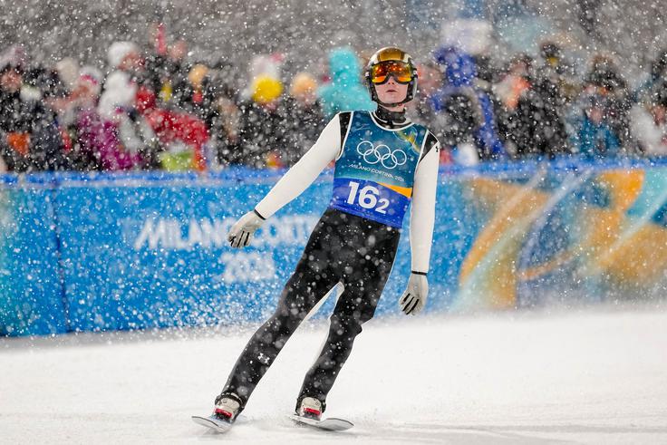 Tudi olimpijski prvak Domen Prevc se je na zadnji tekmi večkrat prijel za glavo. | Foto: Guliverimage