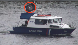 Zlovešča zastava na ruskem čolnu buri duhove: kdo jo je izobesil in zakaj? #video