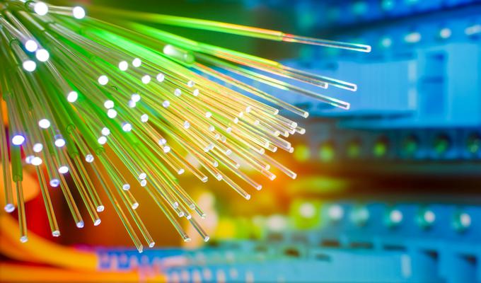 Danes optična omrežja omogočajo hitrosti do dva gigabita v sekundi v smeri do uporabnika, v prihodnosti pa bo ta hitrost še višja, saj so pripravljena na prihodnost in vedno hitrejši internet. | Foto: Shutterstock