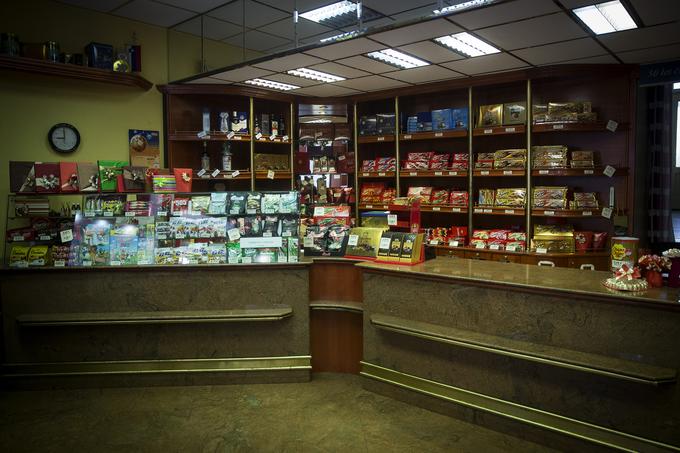 V Kraševi prodajalni so ohranili prodajo izza pulta.  | Foto: Ana Kovač