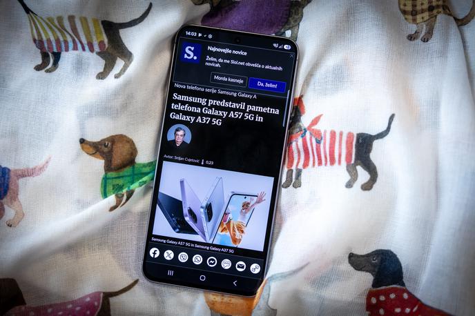 Samsung Galaxy A57 5G | Samsung Galaxy A57 5G po ceni zagotovo (še) spada v srednji razred, natančneje v njegov višji segment, vendar s premišljenim oblikovanjem in naborom naprednih funkcij ustvarja vtis precej bolj izpopolnjene in zrele naprave. | Foto Gaja Hanuna