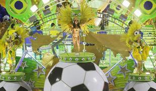 Karneval v Riu: samba, nogomet in veliko gole kože (foto)