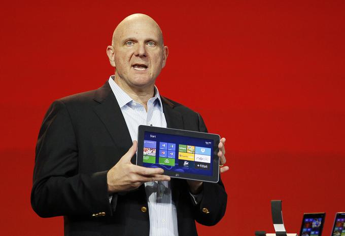 Večina večjih tehnoloških medijev je bralcem odsvetovala nakup Surfacea in jih usmerila k Applovemu iPadu 2.  | Foto: Reuters