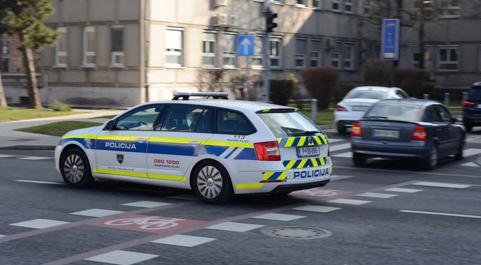 Policijska akcija v Vevčah: prišlo naj bi do streljanja, osumljenec na begu