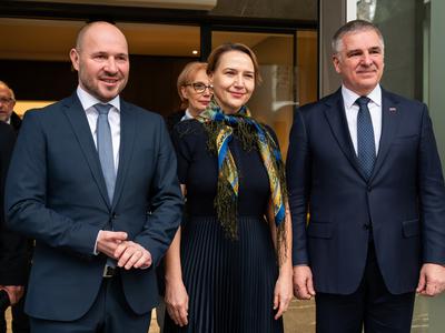 Desnosredinski trojček prepričan o izjemnem potencialu. "Napadi nas ne bodo ustavili."