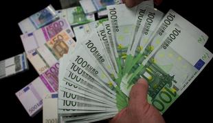 Iz obtoka umaknili za sto tisoč evrov ponarejenih bankovcev