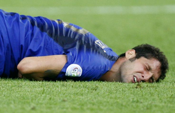 Marco Materazzi, znan po provokacijah, je po udarcu Zidana ječal na travnati podlagi v bolečinah. | Foto: Reuters