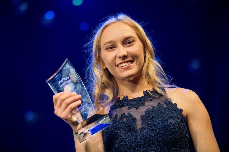 Najuspešnejša slovenska športnica leta 2018, športna plezalka Janja Garnbret, se je tako kot Trstenjakova odločila za čipko in visoke pete. Čeprav večino časa preživi v plezalkah, ji tudi petke niso povzročale prav nobenih težav.  | Foto: Vid Ponikvar