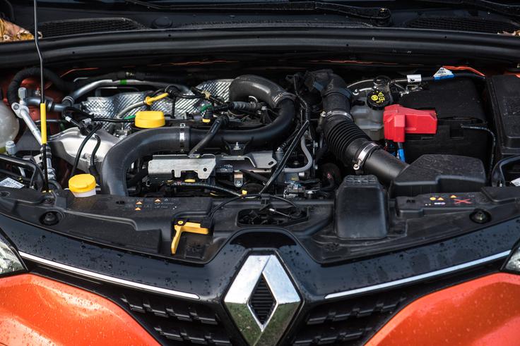 Najbolj priljubljen motor clia je 74-kilovatni bencinski litrski trivaljnik, ki je na voljo le z ročnim petstopenjskim menjalnikom. | Foto: Gašper Pirman