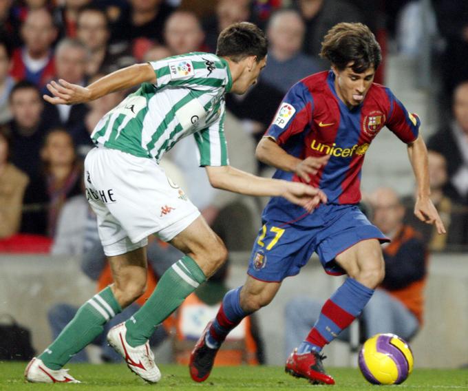Na obračunu z Barcelono na stadionu Camp Nou novembra 2007 v družbi Bojana Krkića. | Foto: Reuters