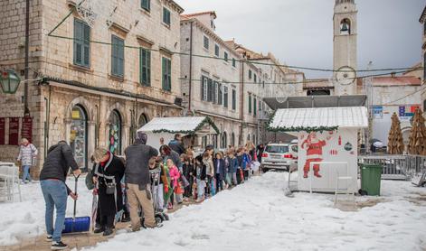 Dubrovnik pobeljen, dežurne službe so na delu #video