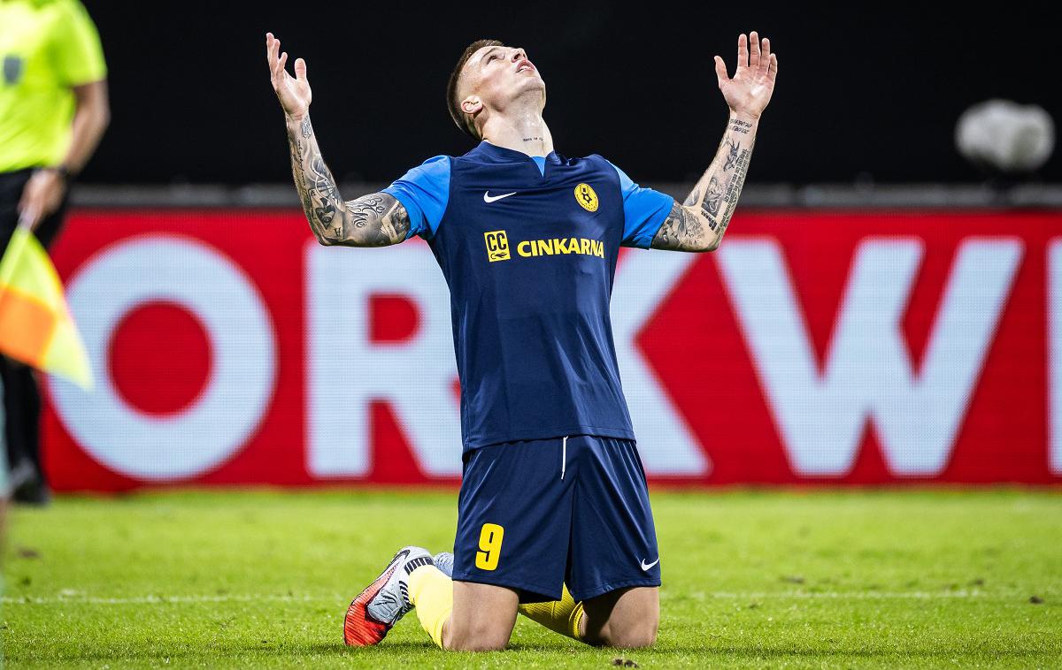 Celje AEK Franko Kovačević | Franko Kovačević je v sezoni 2025/26 v polno zadel že kar 20-krat. To ni uspelo nobenemu drugemu prvoligaškemu igralcu na svetu. | Foto Jure Banfi