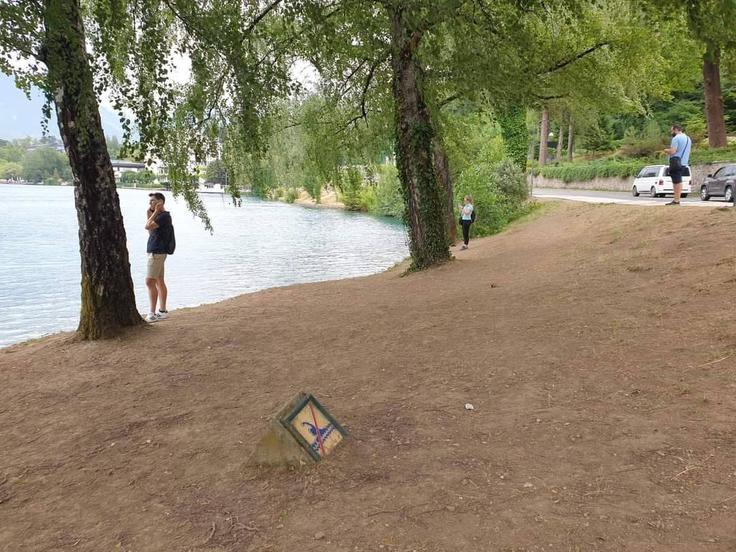 Na območju, ki je bilo spomladi poraslo z vegetacijo, so po povečanem obisku in intenzivnejši rabi prostora vidne spremembe v stanju obalnega pasu. | Foto: Občina Bled