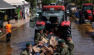 Kritično v Grčiji: ulice poplavljene, v morje strmoglavil helikopter #video #foto