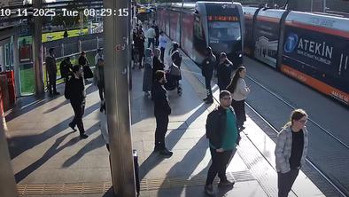 Zamišljena ženska s telefonom in tramvaj: kaj gre lahko narobe? #video