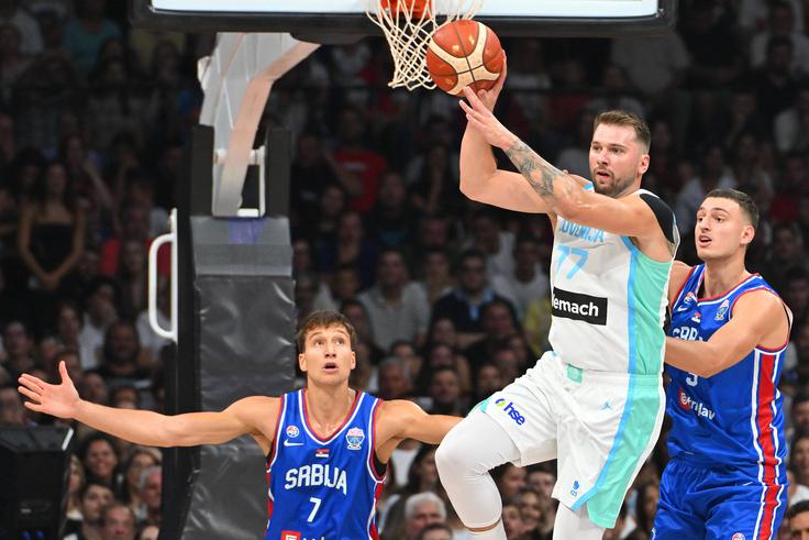 Luka Dončić in soigralci so v Beogradu doživeli prepričljiv poraz za 34 točk. | Foto: Guliverimage