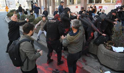 Pred beograjsko mestno skupščino pretep med protestniki in varnostniki #video