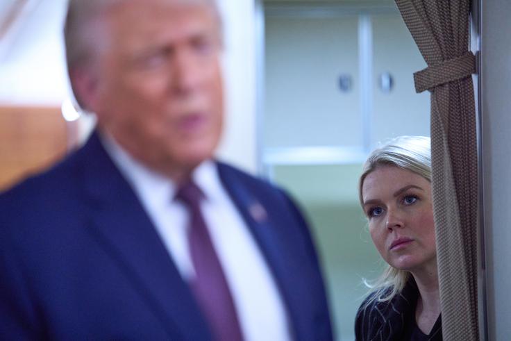 Leavitt je dolgoletna sodelavka Trumpa, ki je delala v njegovem tiskovnem uradu med njegovim prvim mandatom, ki se je končal leta 2021, nato pa je bila njegova tiskovna predstavnica med volilno kampanjo leta 2024. | Foto: Guliverimage