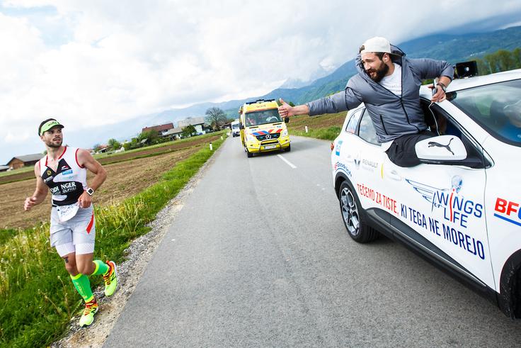 Filip Flisar je z duhovitimi komentarji dvigoval vzdušje na progi. | Foto: Grega Valančič/Sportida