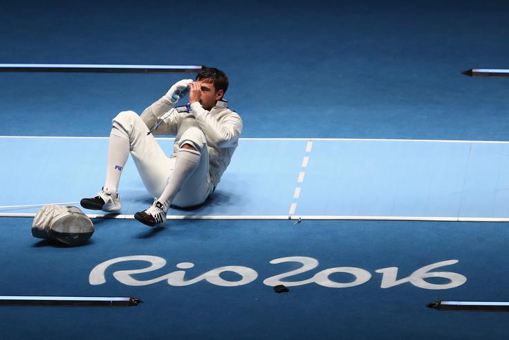 Gruzijski tekmovalec v sabljanju Sandro Bazadze je bil po porazu proti Korejcu Junghwanu Kimu šokiran. | Foto: Getty Images