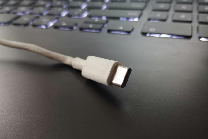 Z USB4 bo Thunderbolt 3 in z njim vse njegove prednosti postal univerzalni standard. Na fotografiji priključek USB-C, ki ga uporabljata tako Thunderbolt 3 kot prihajajoči USB4.  | Foto: Matic Tomšič