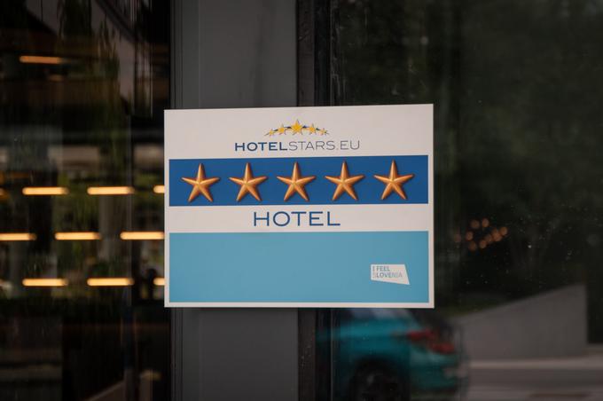 Glede na opis na spletni strani ima hotel s petimi zvezdicami 354 sob in apartmajev, s čimer je nov največji hotelski objekt v Ljubljani.  | Foto: H. G.