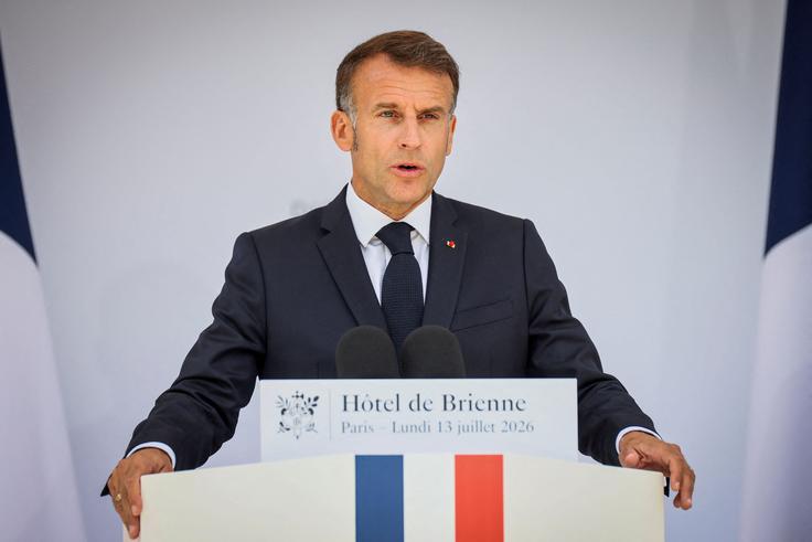 "Hvala les bleus za predano zastopanje naših barv. Nocojšnji poraz je težko sprejeti, a ta ekipa je mlada in čaka jo svetla prihodnost," je prepričan Macron. | Foto: Reuters