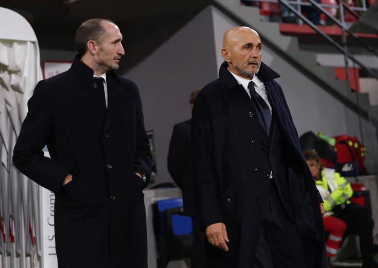 Nekdanji italijanski selektor Luciano Spalletti (v družbi Giorgia Chiellinija) je na tekmi proti Cremoneseju dočakal debi na klopi Juventusa. | Foto: Reuters