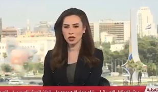 Napad Izraelcev na Sirijo: televizijsko voditeljico je kar vrglo s stola #video