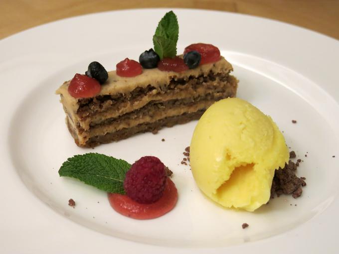 Hišna orehova tortica se je izkazala za najbolj nasitno jed tistega dne. | Foto: Miha First