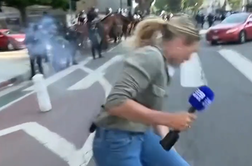 Incident na protestih: policist novinarko ustrelil z gumijastim nabojem #video