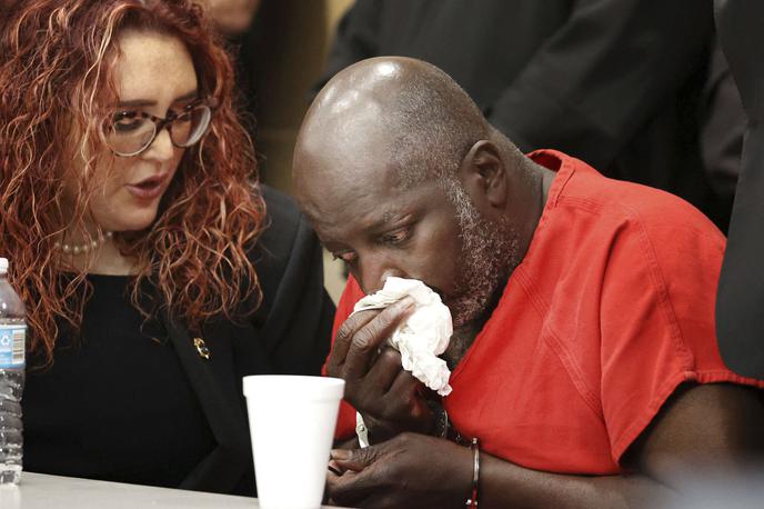Sidney Holmes | Sidney Holmes v solzah, potem ko so ga na sodišču po skoraj 35 letih spoznali za nedolžnega. | Foto Reuters