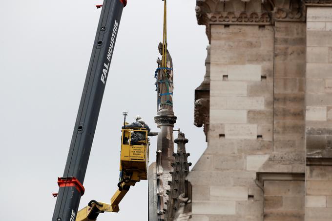 Preiskovalci nadaljujejo s preiskavo vzroka požara, ki ga obravnavajo kot nesrečo. | Foto: Reuters