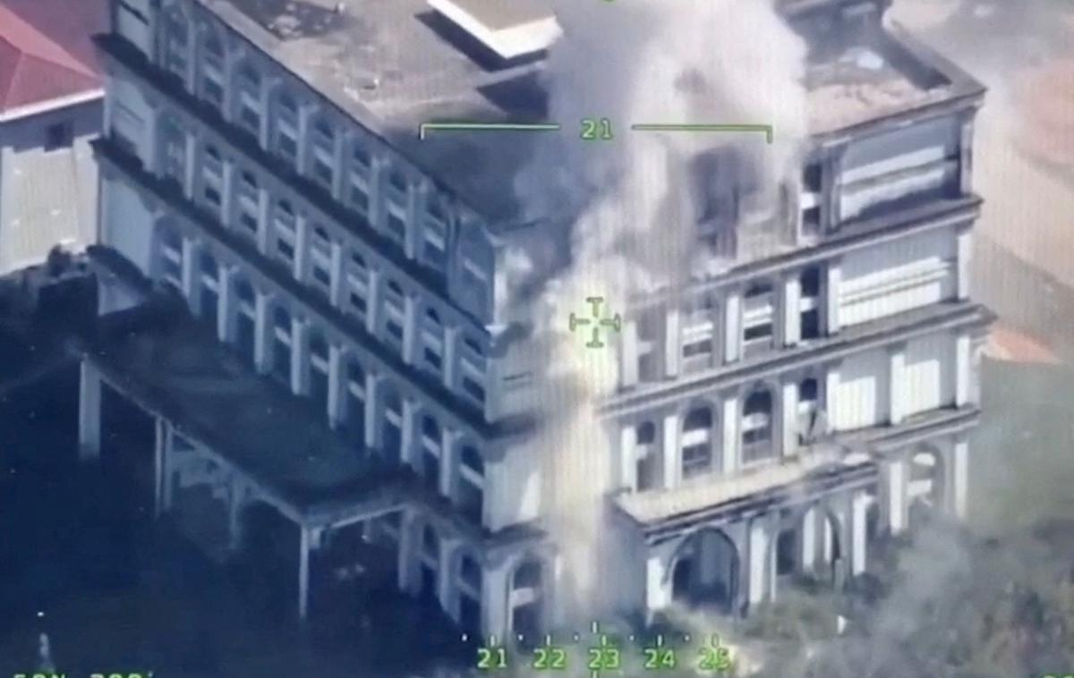 Kompleks, Tajska, Kambodža, Vojna | Eden od objektov ob meji med Tajsko in Kambodžo, ki ga je raketiral tajski dron.  | Foto Reuters