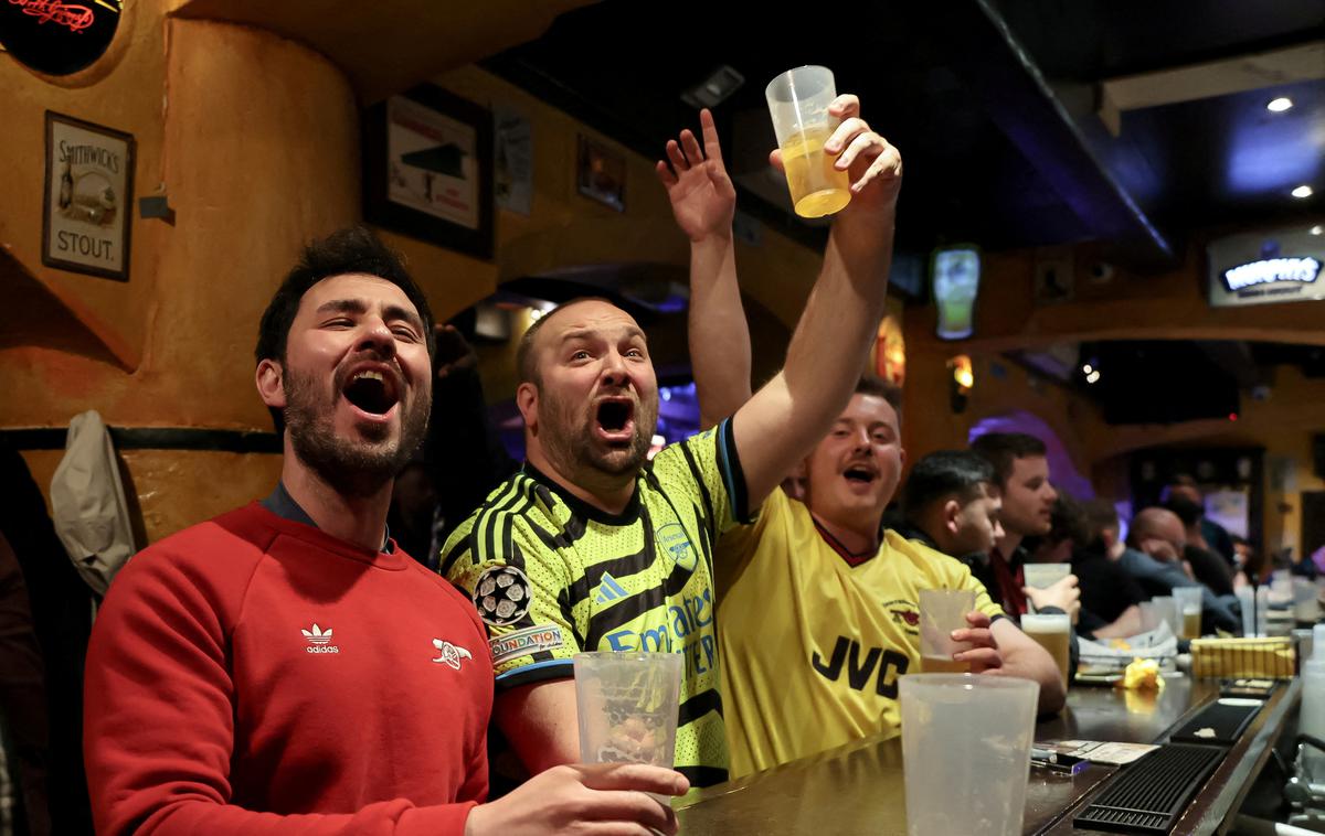 Arsenal navijači pivo | V Pivovarni Laško so nad promocijo, čeprav je niso naročili, navdušeni.  | Foto Reuters