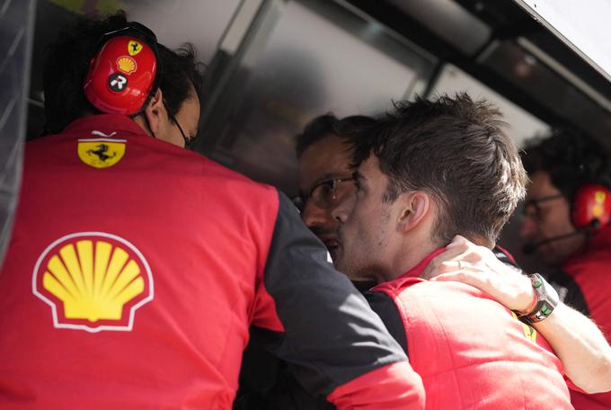 Leclerca so na komandnem mestu takole tolažili po odstopu sredi dirke. | Foto: Reuters