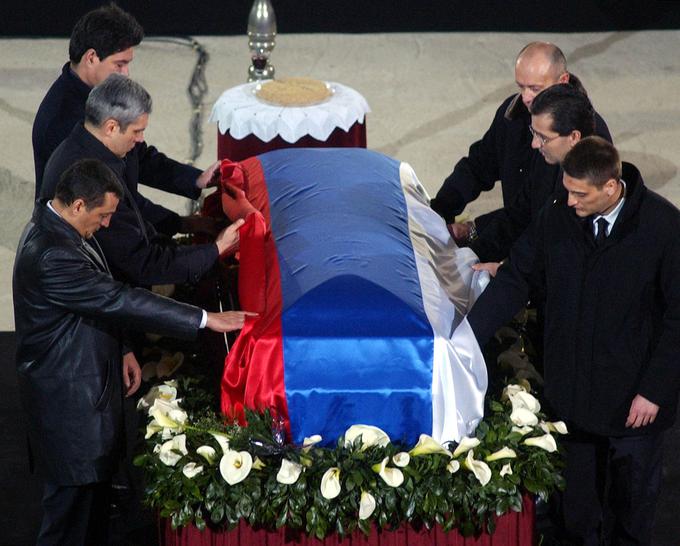 Miodrag Kostić (desno zgoraj) je na pogrebu Zorana Đinđića nosil krsto z njegovim truplom. | Foto: Reuters