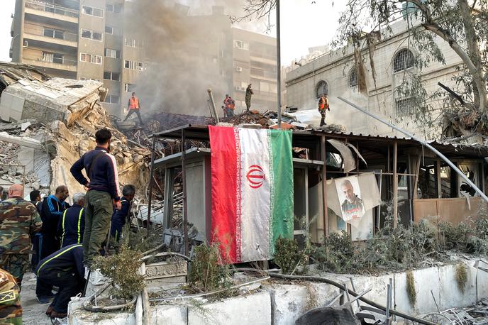 napad v Damasku | Sirske in iranske oblasti so sporočile, da je bil v zračnih napadih uničen prizidek iranskega veleposlaništva v Damasku, kjer opravljajo konzularno dejavnost.  | Foto Reuters