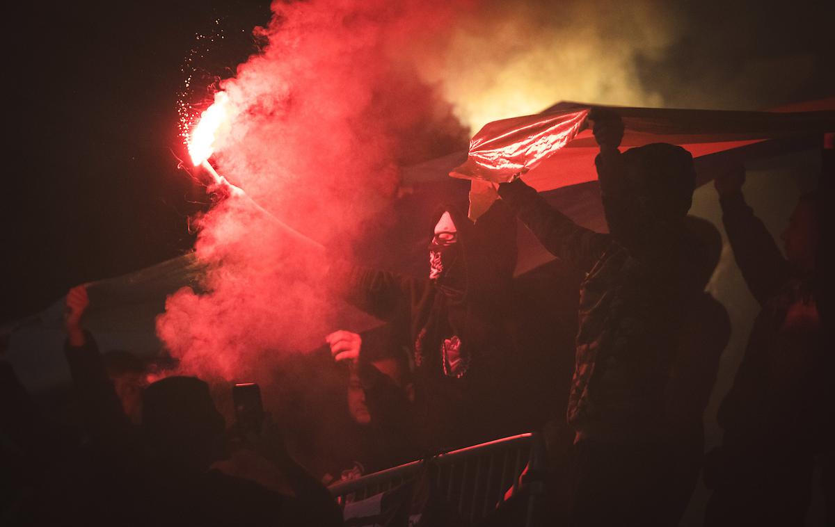 Maribor Celje | Mariborski navijači so z metanjem pirotehničnih sredstev na igrišče poskrbeli tudi za krajšo prekinitev tekme. | Foto Blaž Weindorfer/Sportida