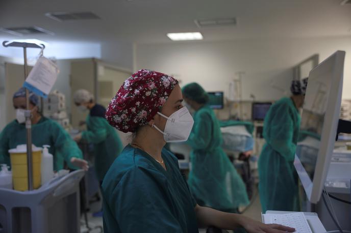 Grčija zasebne zdravnike obvezala k delu v javnih bolnišnicah | V Grčiji so zaradi četrtega vala pandemije že več tednov preobremenjene predvsem bolnišnice na severu države. Grška vlada je že v začetku novembra zasebne zdravnike pozvala, naj se prostovoljno javijo za pomoč javnemu zdravstvu. To je storilo zgolj 40 zdravnikov, potrebovali naj bi jih najmanj 150. | Foto Reuters