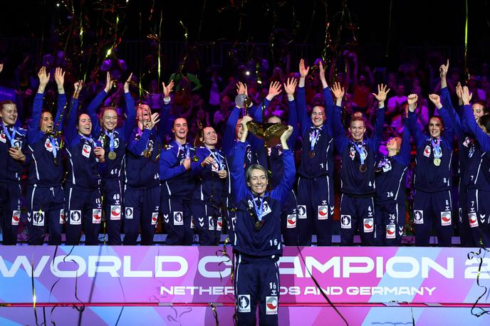 Norveška rokomet | Norvežanke so prišle do novega naslova svetovnih prvakinj, pri 45 letih se je velikega uspeha veselila tudi vratarka Katrine Lunde. | Foto Reuters