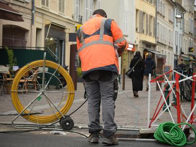 Od superračunalnika do tovarne UI in omejitve uporabe družbenih omrežij
